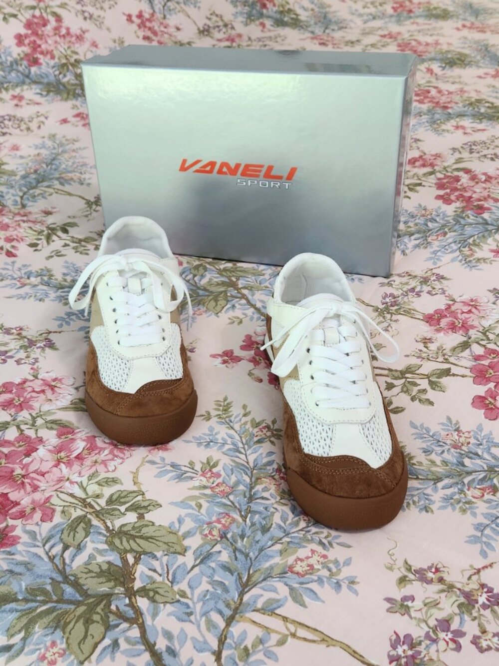 Absolutely Brand New Vaneli Sport Jasmin Cuoio/White Combination